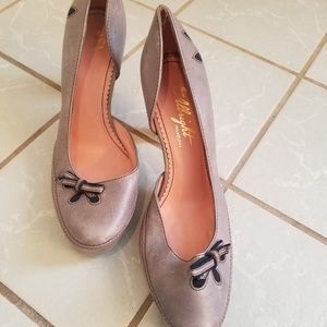 Really cute gray/ navy trim heels